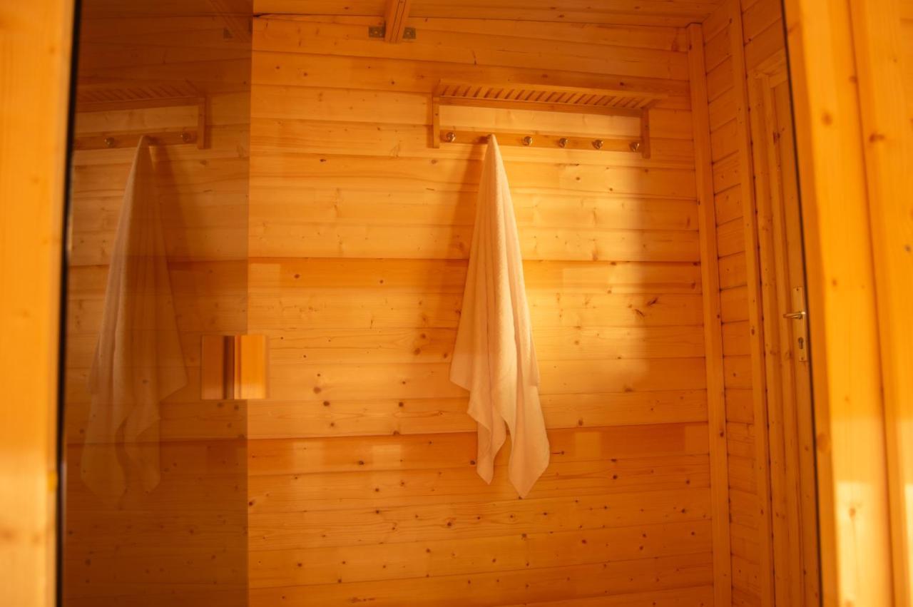Wellnessoase Mitten In Der Wasserfallstadt Triberg Triberg im Schwarzwald Exteriör bild